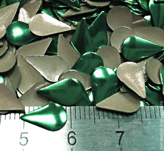 Стразы металлические клеевые Капля 6*9, 8*13мм цвет Emerald - изумрудный (30шт)